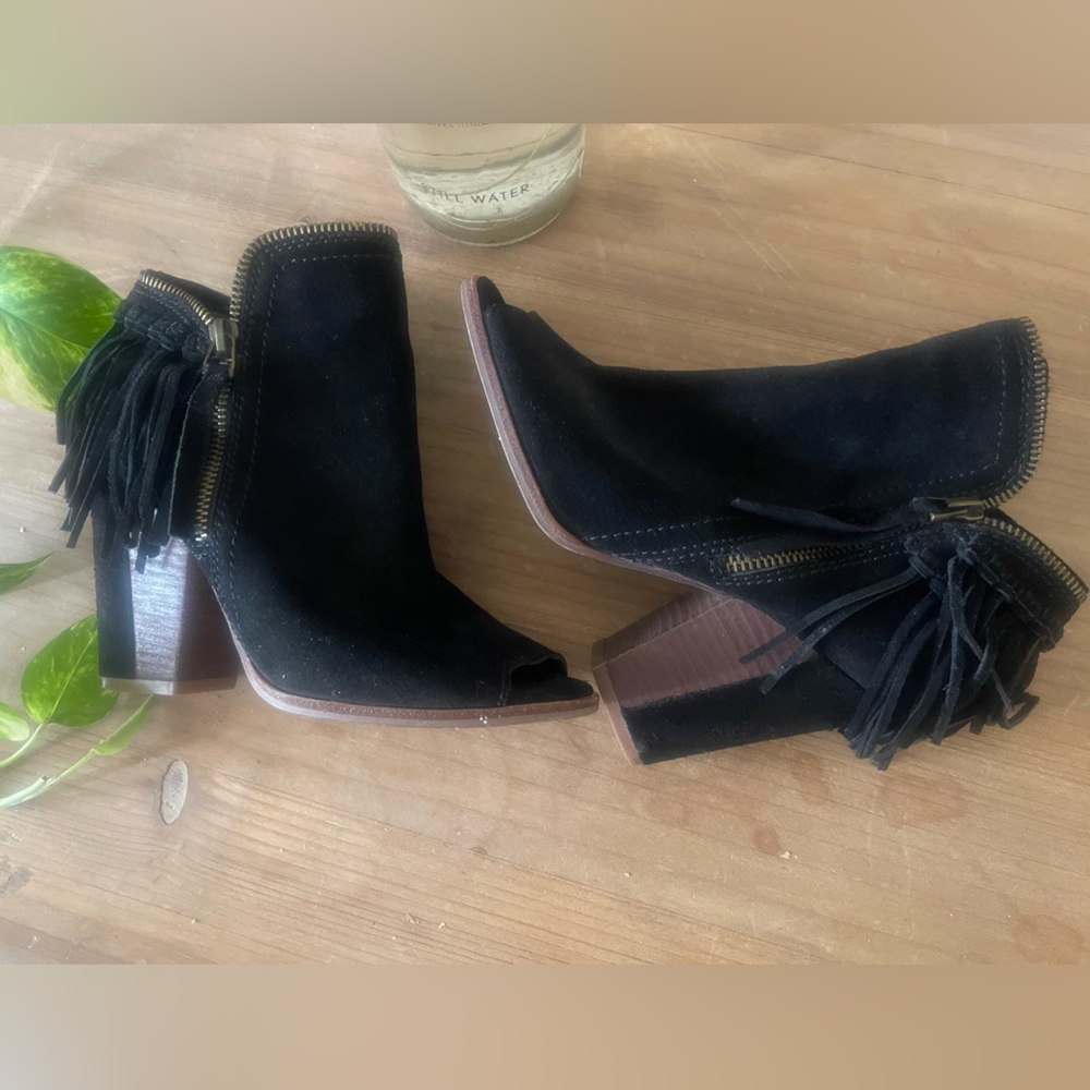 Suede Fringe Zipper Detail DV Booties! Very Good Condition Sz 6